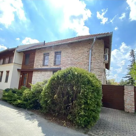Aqua Duplex شقة غيولا